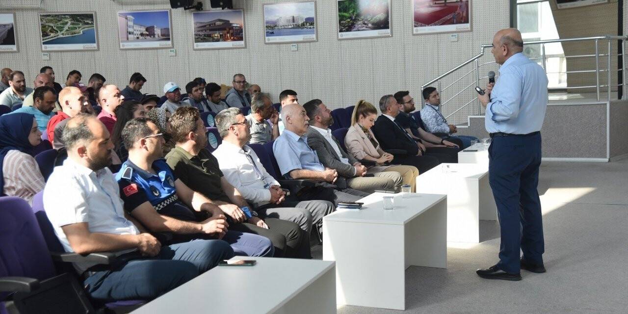 Belediye personeline etik eğitimi verildi