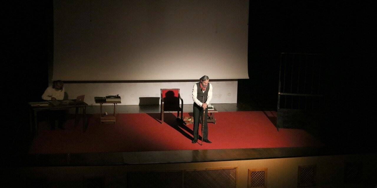 ‘Üstad’ AKM’de sahnelendi: Oyun boyunca alkışlar hiç susmadı