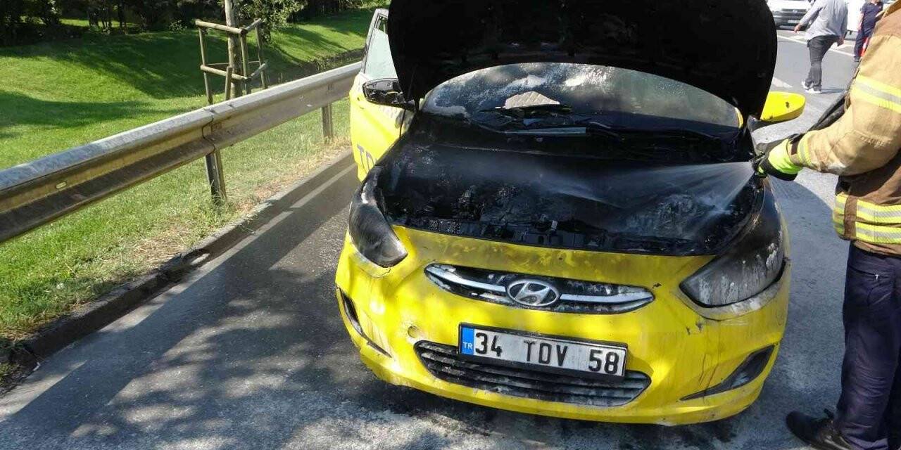 Kartal’da motorundan dumanlar yükselen ticari taksi yandı