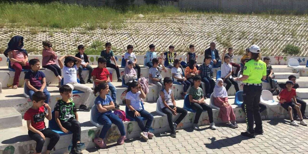 Siirt’te çocuklar trafiği kurallarıyla öğreniyor