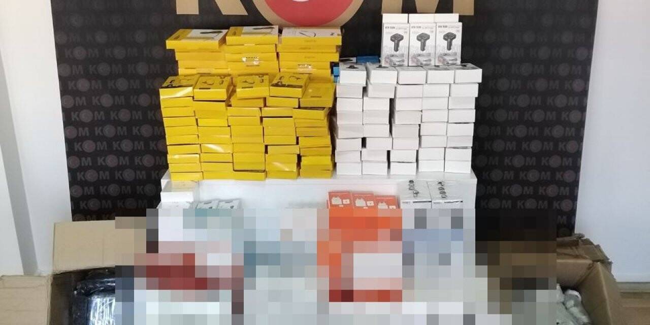Kaçak cep telefonu aksesuarlarını satmak isterken yakalandı