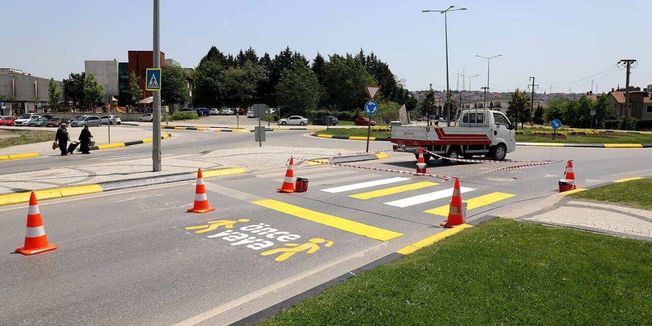 Okul çevreleri ve yoğunluk olan bölgelerdeki yaya yolları yenileniyor