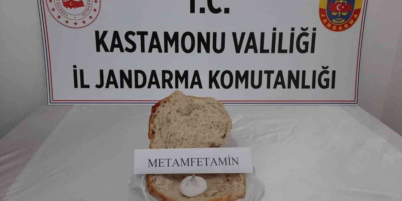 Pişkinlikte sınır tanımıyor: Önce iç çamaşırına sakladığı, şimdi de ekmek arasına sakladığı uyuşturucuyla yakalandı