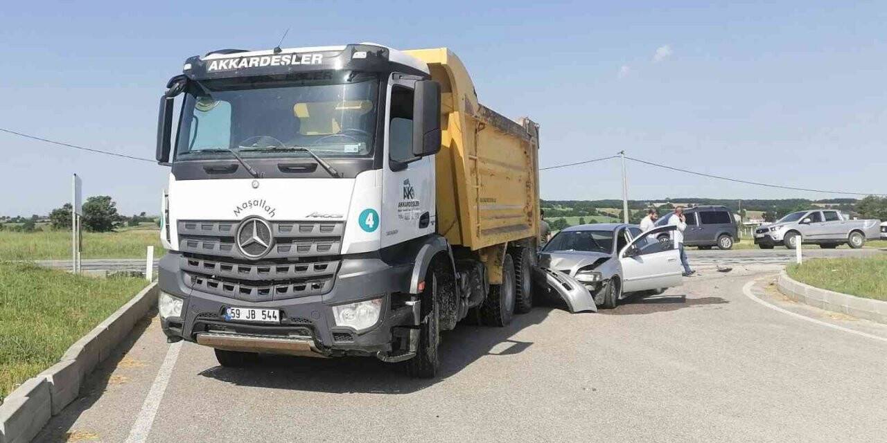Otomobil kamyona arkadan çarptı: 1 yaralı