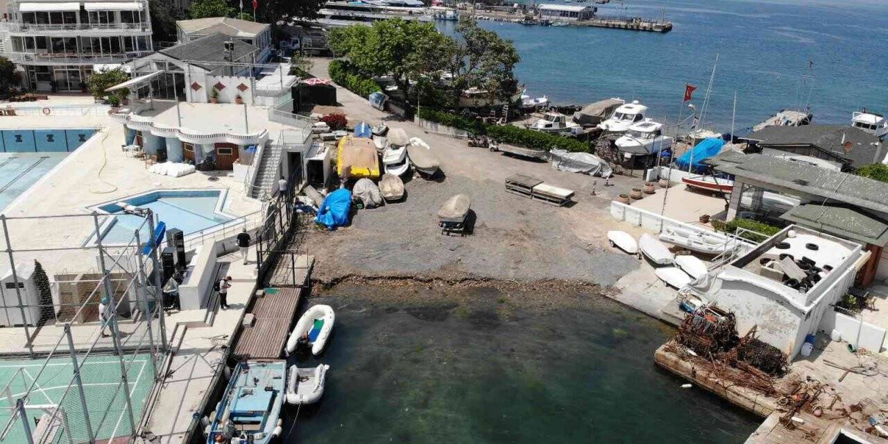 Burgazada’da kıyıya toprak dökülerek dolgu yapıldı