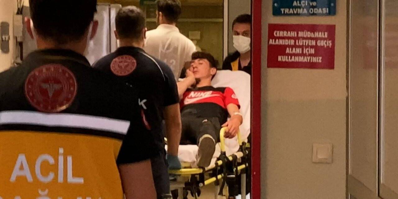 Selfie çekerken motosikletle duvara çarpıp kanala düştüler: 2 yaralı