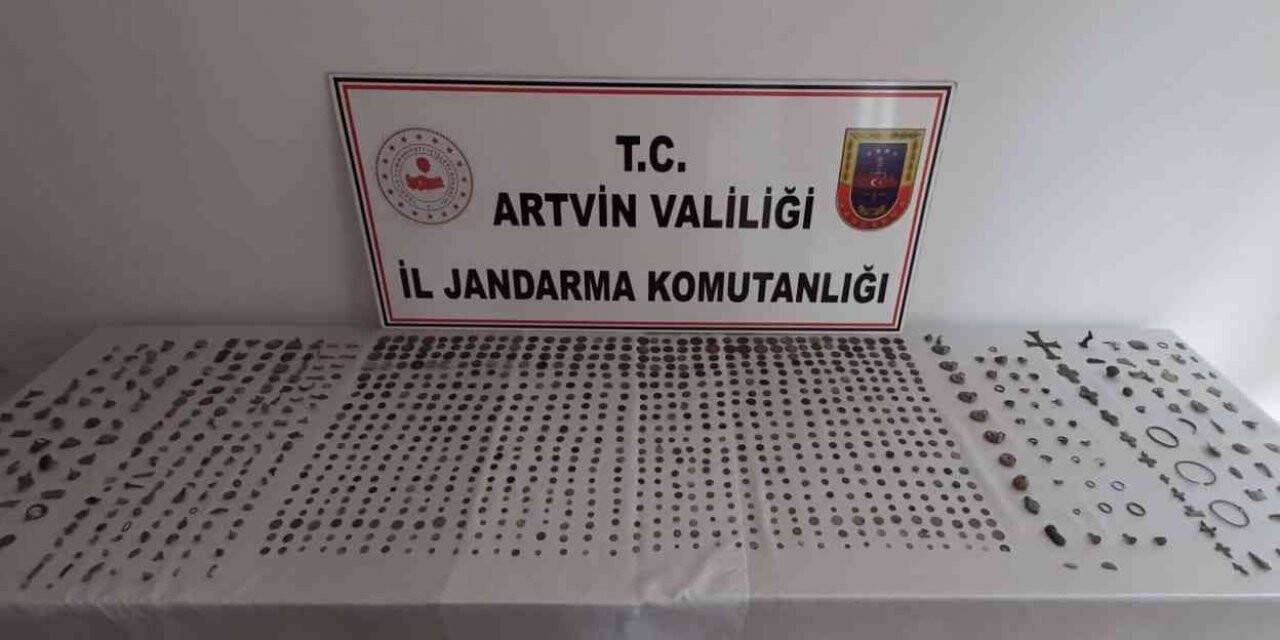 Artvin’de durdurulan yolcu otobüsündeki yolcudan bin 21 tarihi sikke çıktı