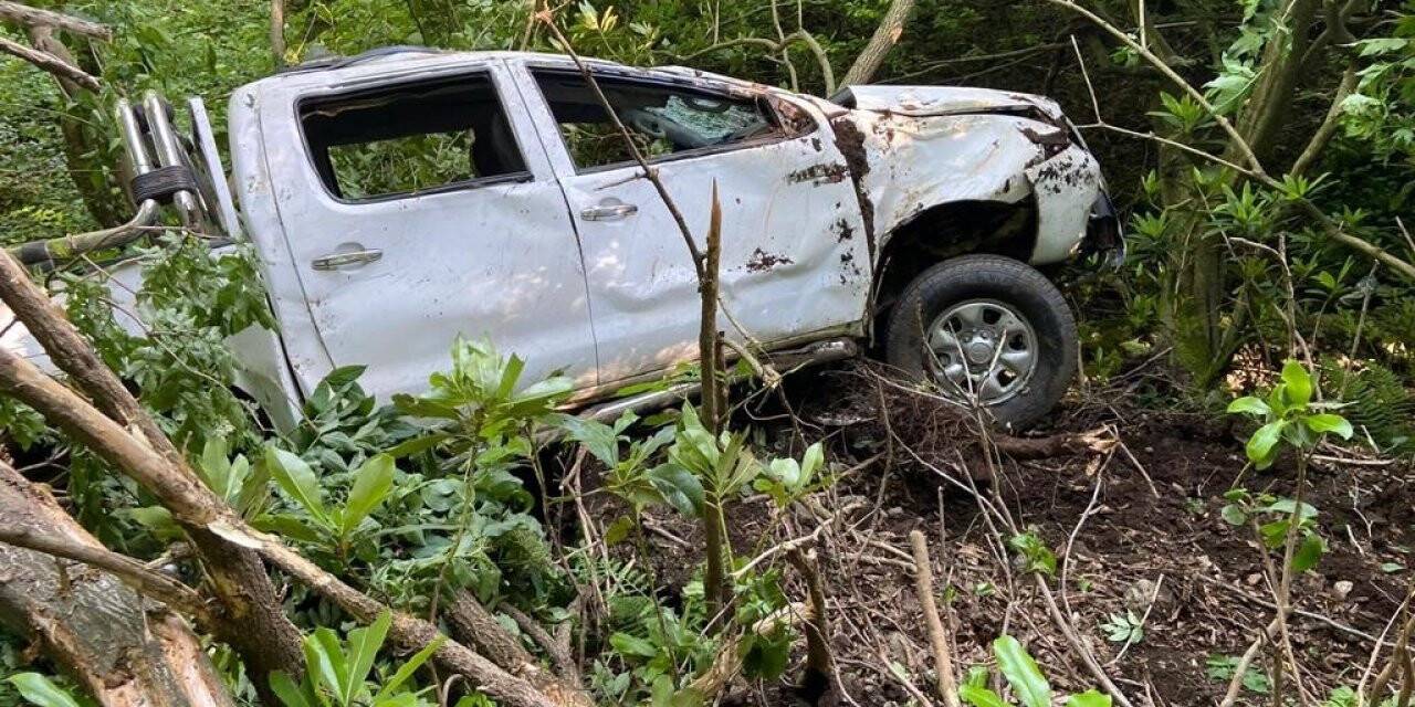 Aracıyla 40 metre uçuruma yuvarlanan sürücü ve 3 Gürcü yolcu yaralı kurtuldu