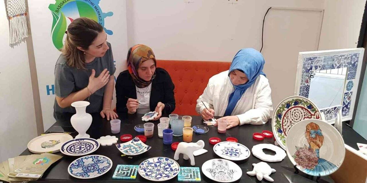 BAŞKEM’de kadınlar seramik çini boyama öğreniyor