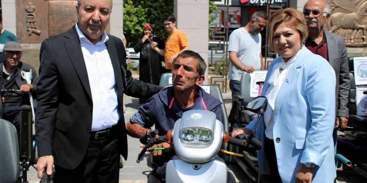Engelli vatandaşlara 84 akülü, 50 tekerlekli sandalye dağıtıldı