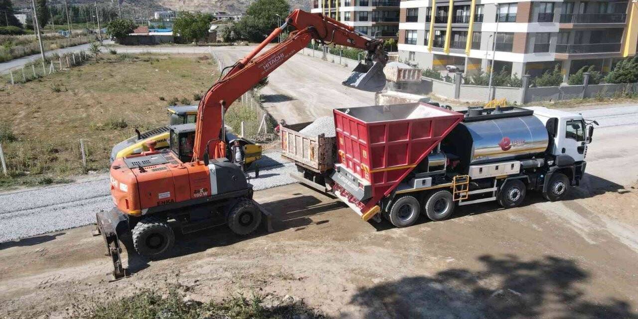 Efeler’in yeni asfalt makinesi ilk görevine çıktı
