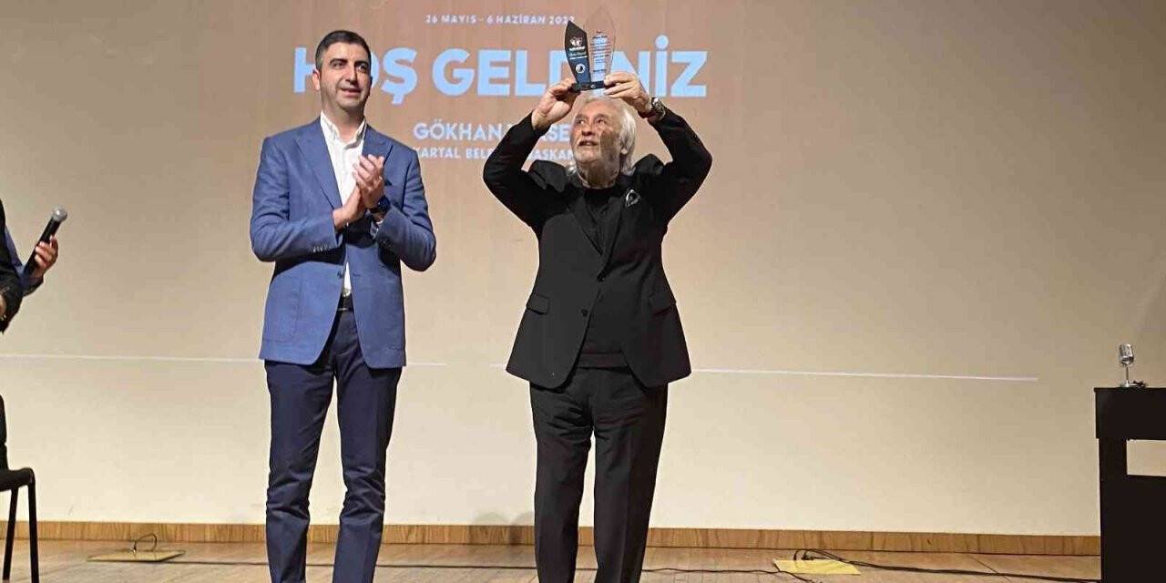 Kartal’da usta tiyatrocu Müjdat Gezen’e yaşam boyu onur ödülü