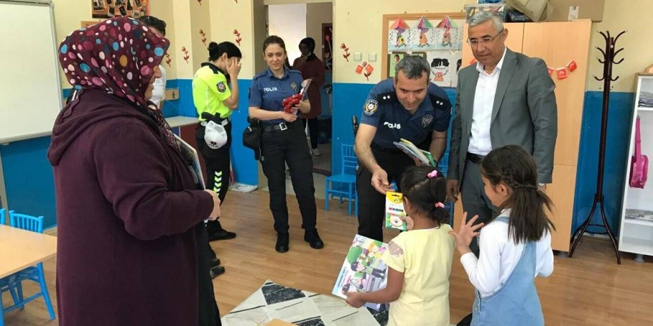 Polislerden çocuklara eğitim desteği