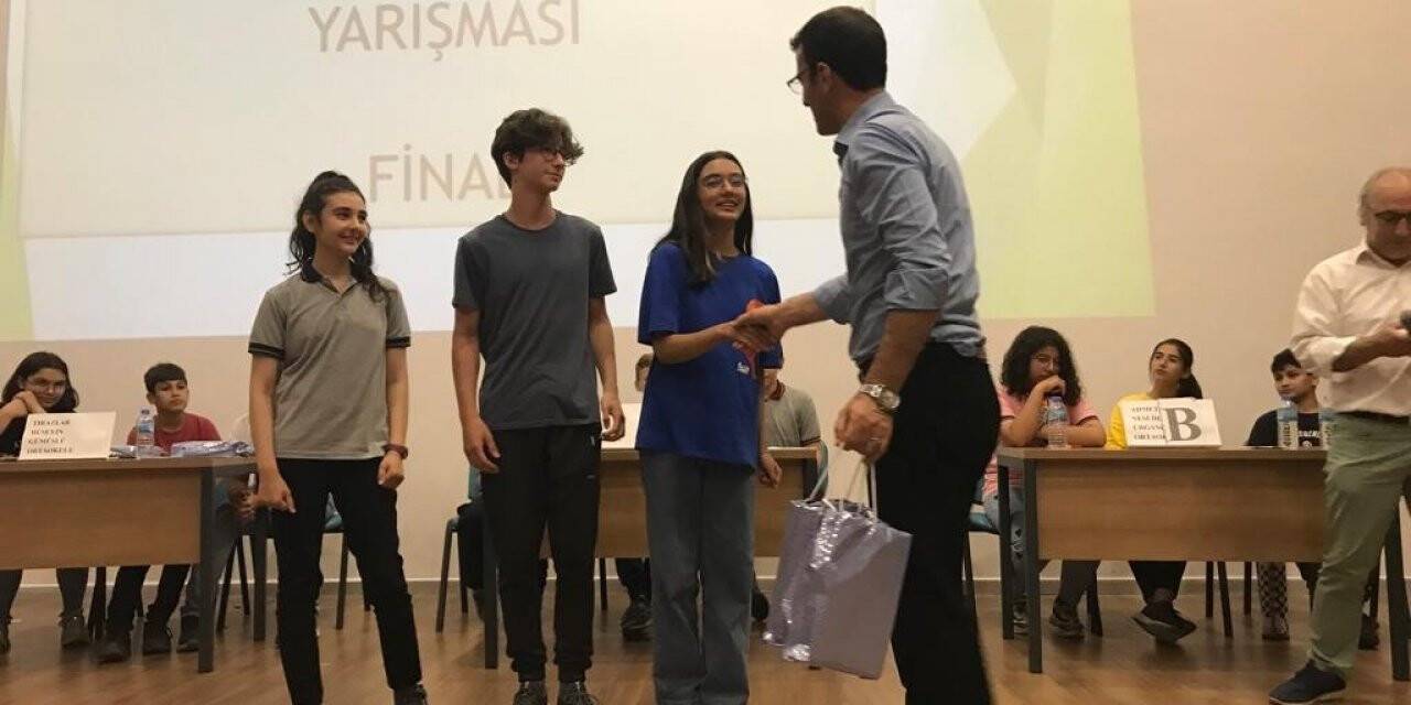 Bilgi yarışmasının birincisi Sarıgöl Atatürk Ortaokulu oldu