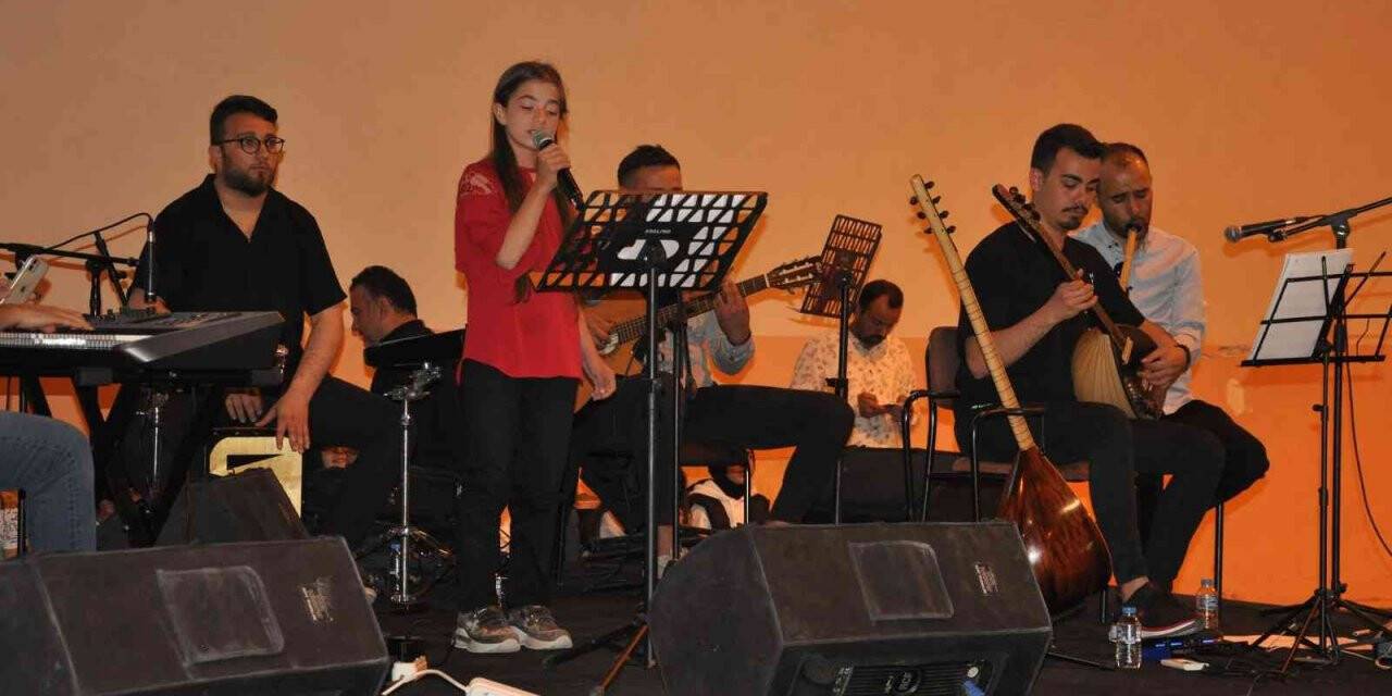 Öğrenciler Türkü yarışmasında hünerlerini sergiledi