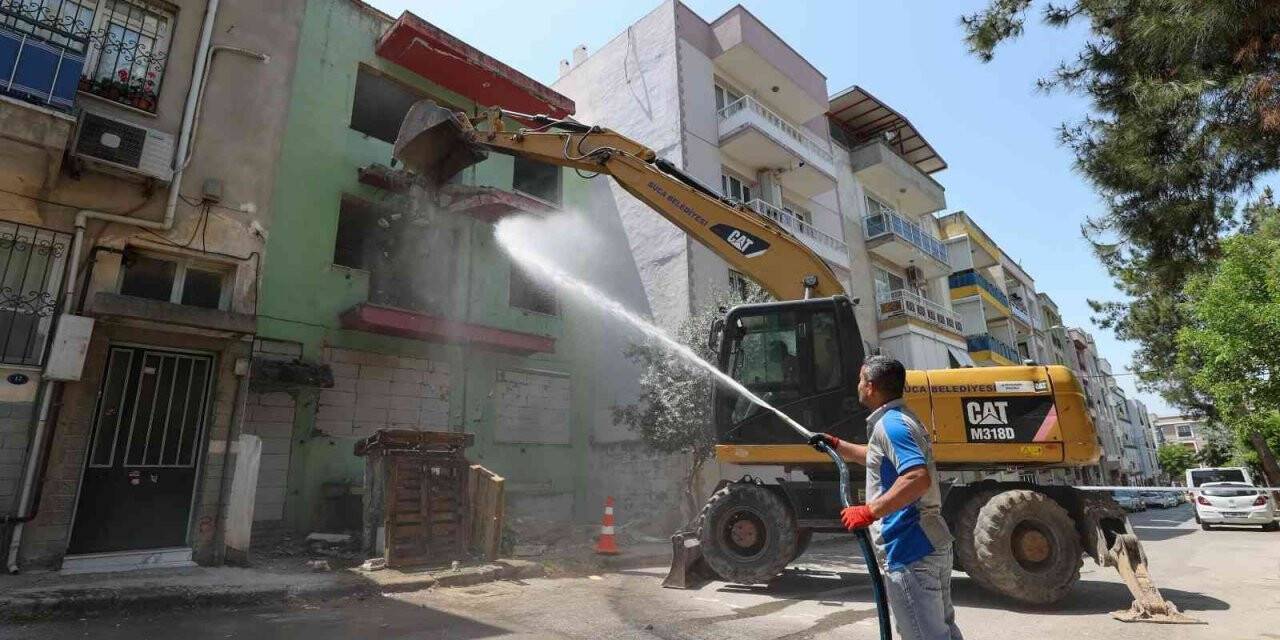 Buca’da riskli yapıların yıkımı sürüyor