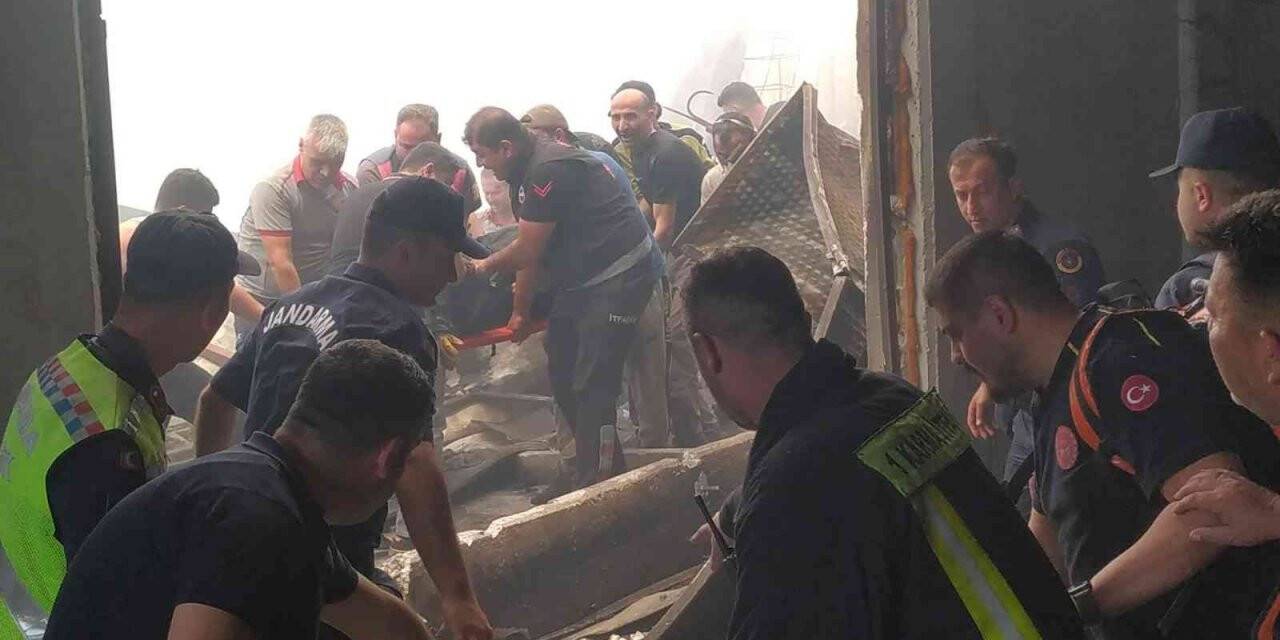 Yanan fabrikadaki çökmede 1 itfaiyeci enkaz altında kaldı