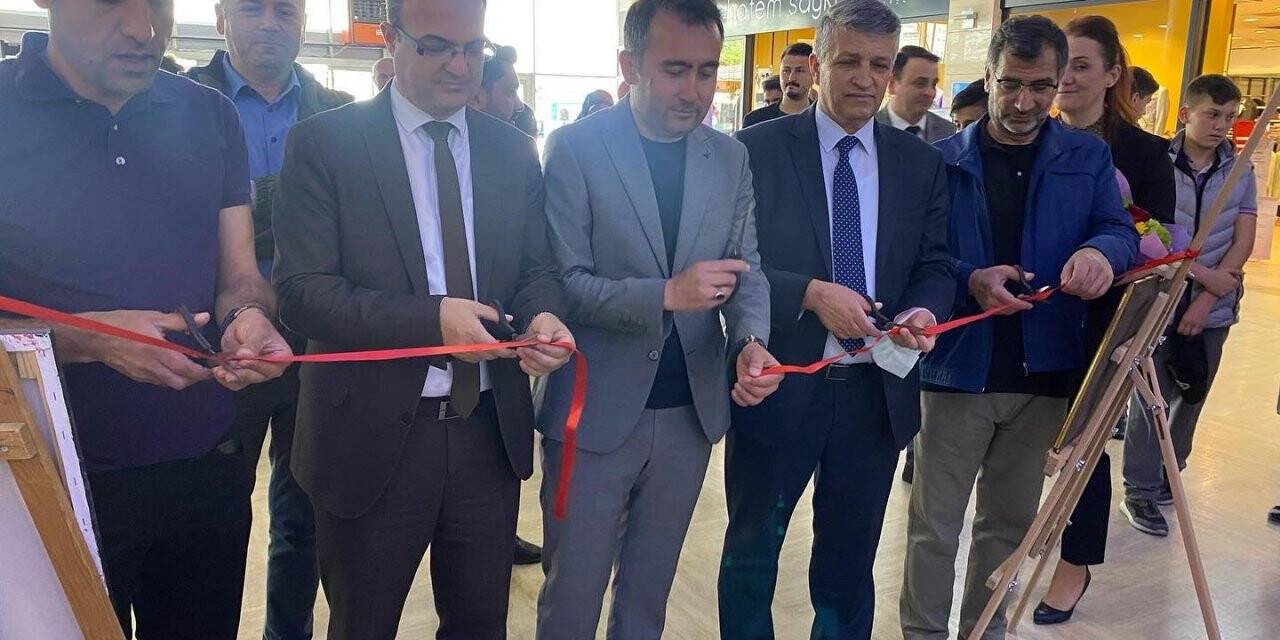 Öğrencilerin resim sergisine yoğun ilgi