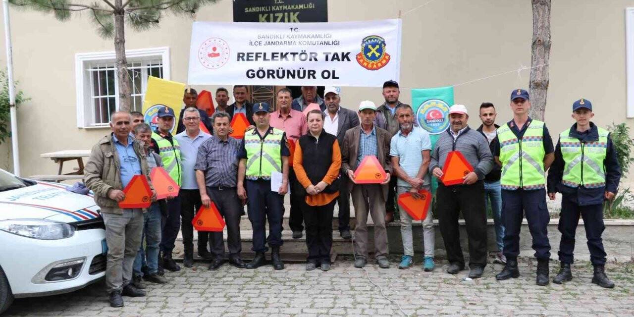 Traktör şoförlerine kurallar anlatıldı, ardından römorklara reflektör takıldı
