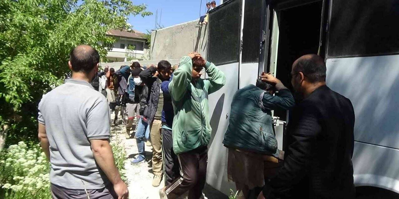 3 metrekarelik bölmede gizlenen 27 düzensiz göçmen yakalandı