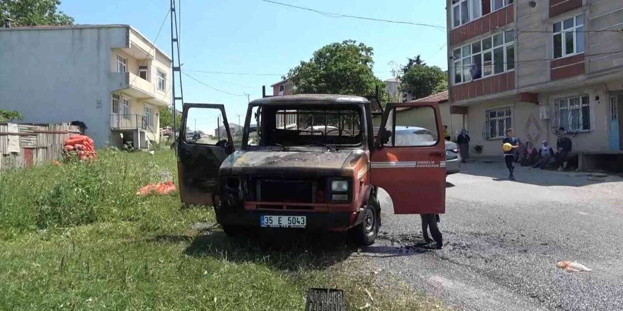 Arnavutköy’de seyir halindeki kamyonet alev alev yandı