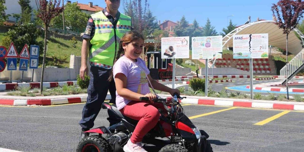 Yozgat’ta köy okulu öğrencilerine trafik eğitimi verildi