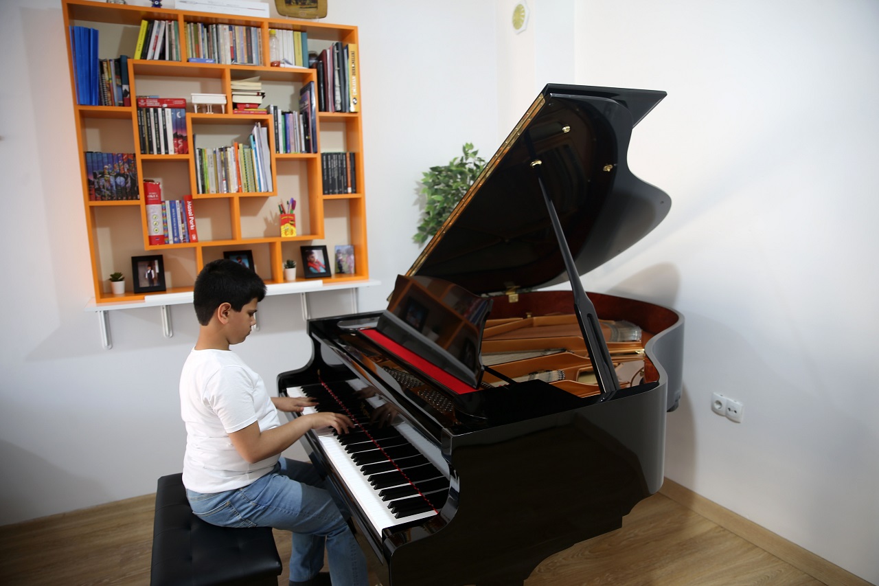 Cumhurbaşkanı Erdoğan'ın gönderdiği piyanoyla beste yapıyor