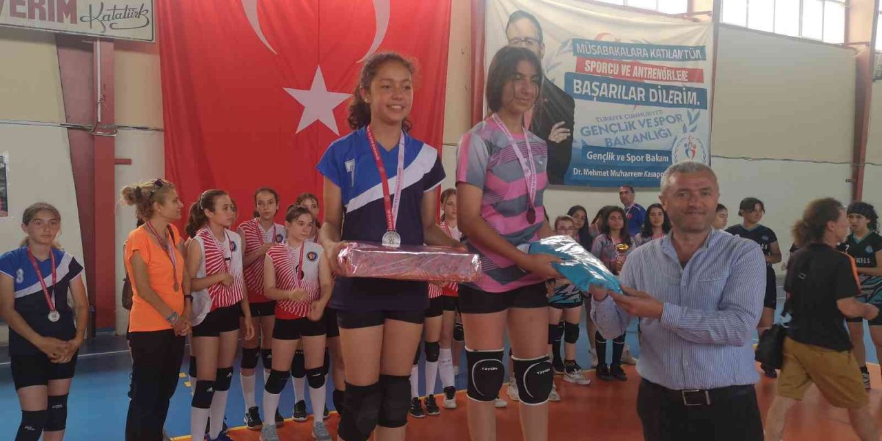 Dikili’deki voleybol turnuvasında ‘Beyaz Kart’ uygulaması takdir topladı