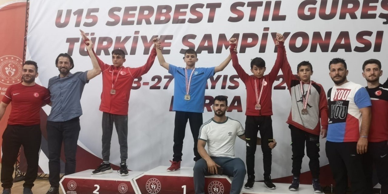 Bursa Büyükşehir Belediyesporlu güreşçi Emirhan Çetin Türkiye şampiyonu