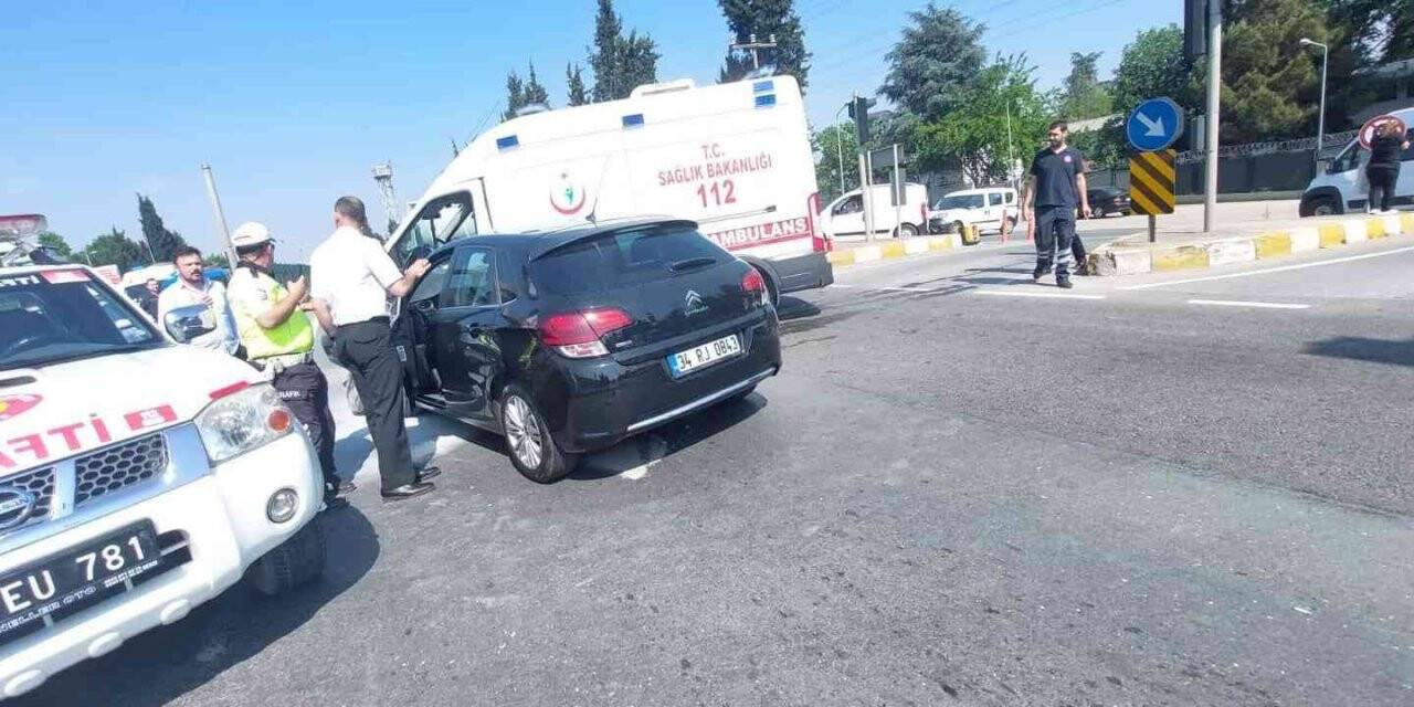 Yalova’da hasta taşıyan ambulans ile otomobil çarpıştı