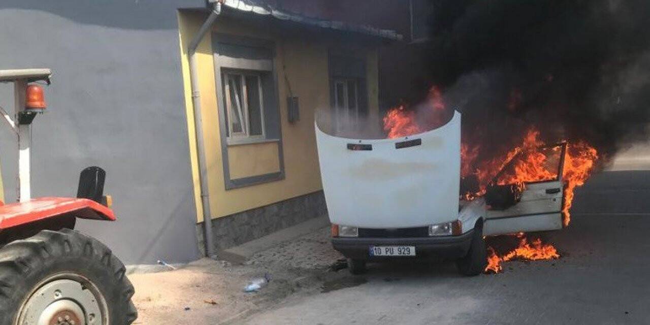 Duran araç alev aldı