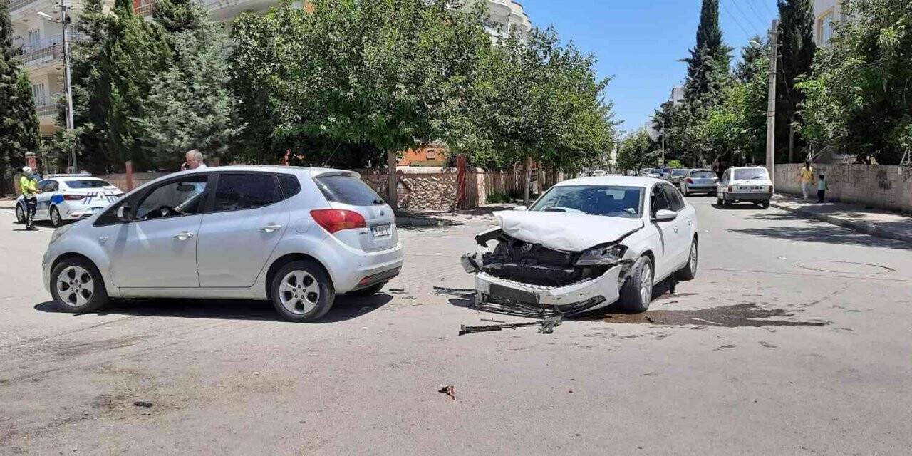 İki otomobil çarpıştı: 4 yaralı