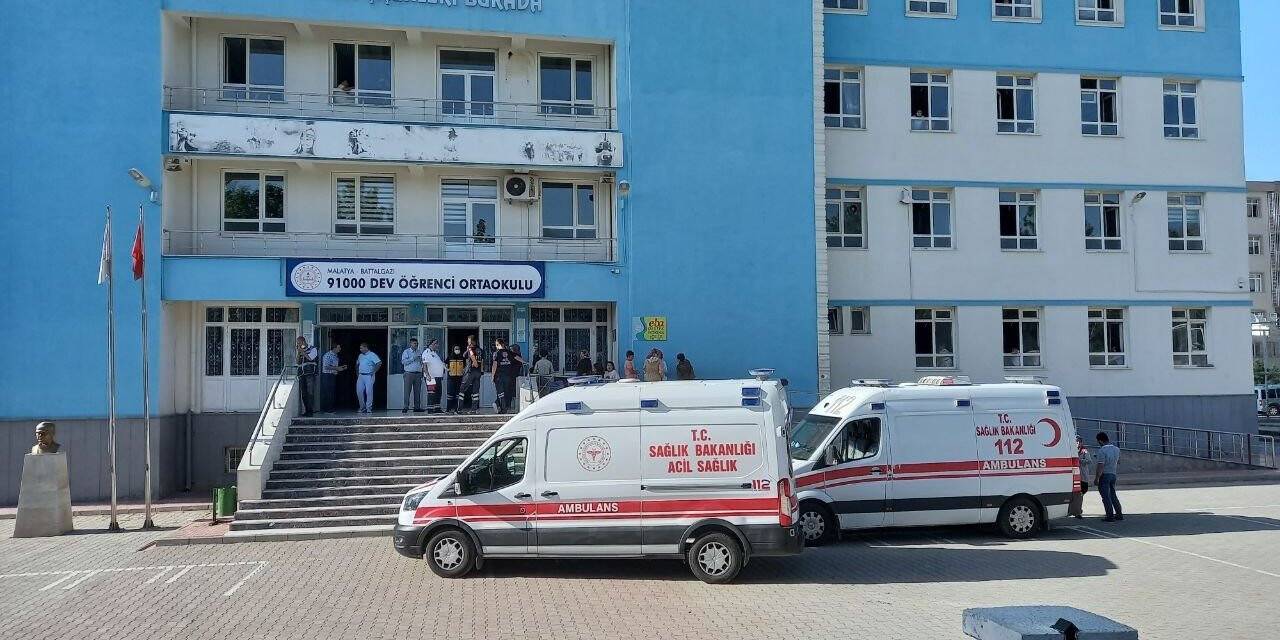 Okulda rahatsızlanan öğrenciler hastaneye kaldırıldı