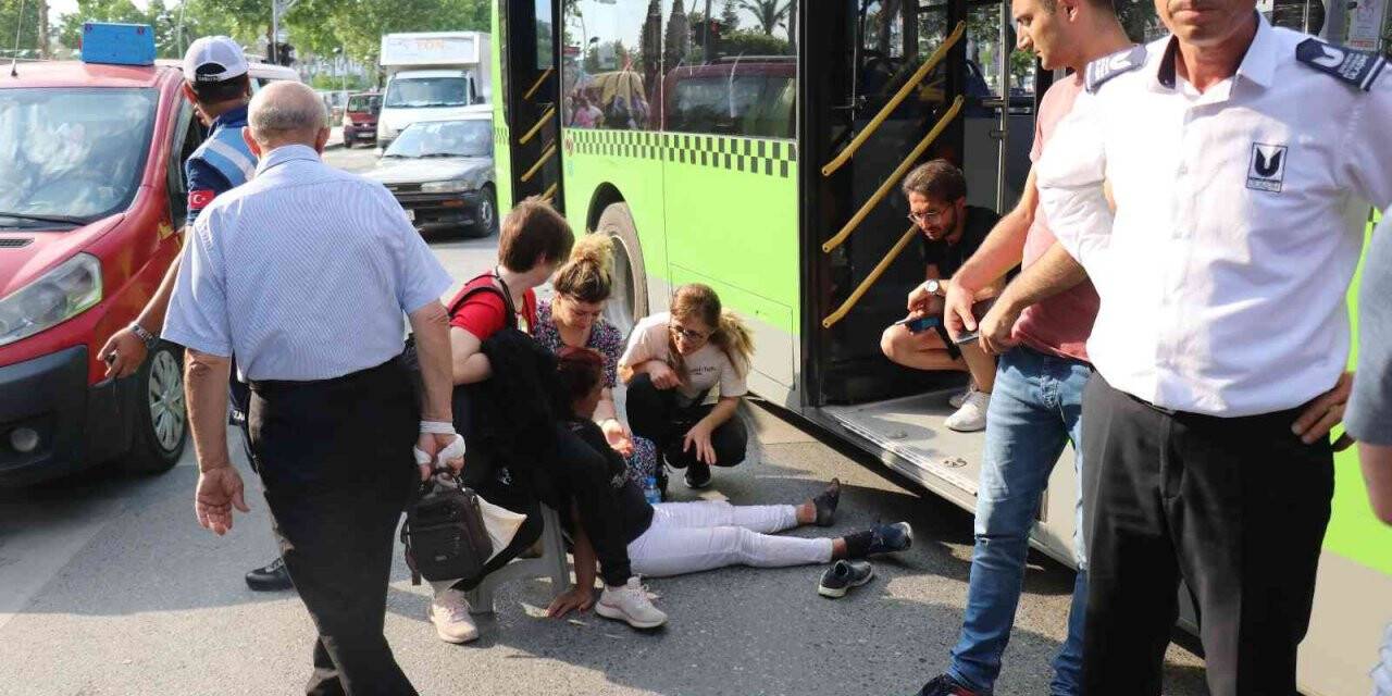 Sağlık çalışanlarına ve kendisine çarpan otobüs şoförüne tepki gösterdi