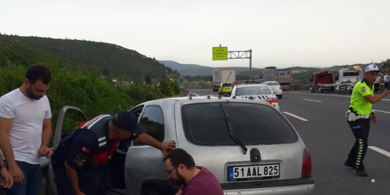 Otomobil tıra arkadan çarptı: 2 yaralı