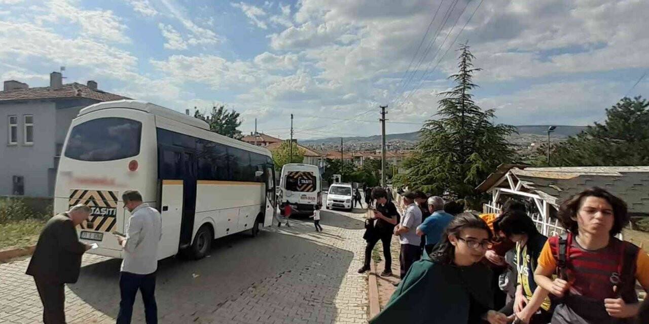 Freni patlayan midibüs 4 lise öğrencisine çarptı
