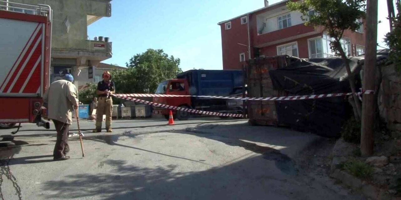 Geri dönüşüm malzemeleri yüklü kamyonet yan yattı: 1 yaralı