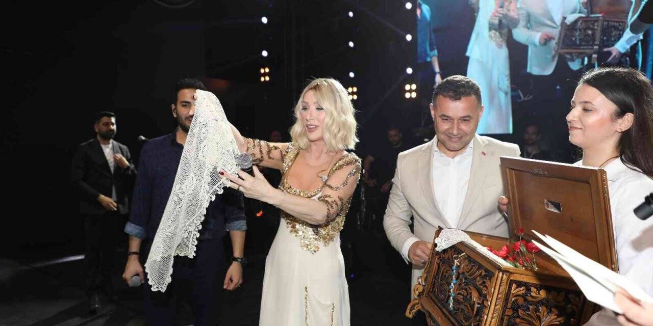 Nisan ayında evlenen Seda Sayan’a konser verdiği sahnede çeyiz sandığı hediye edildi