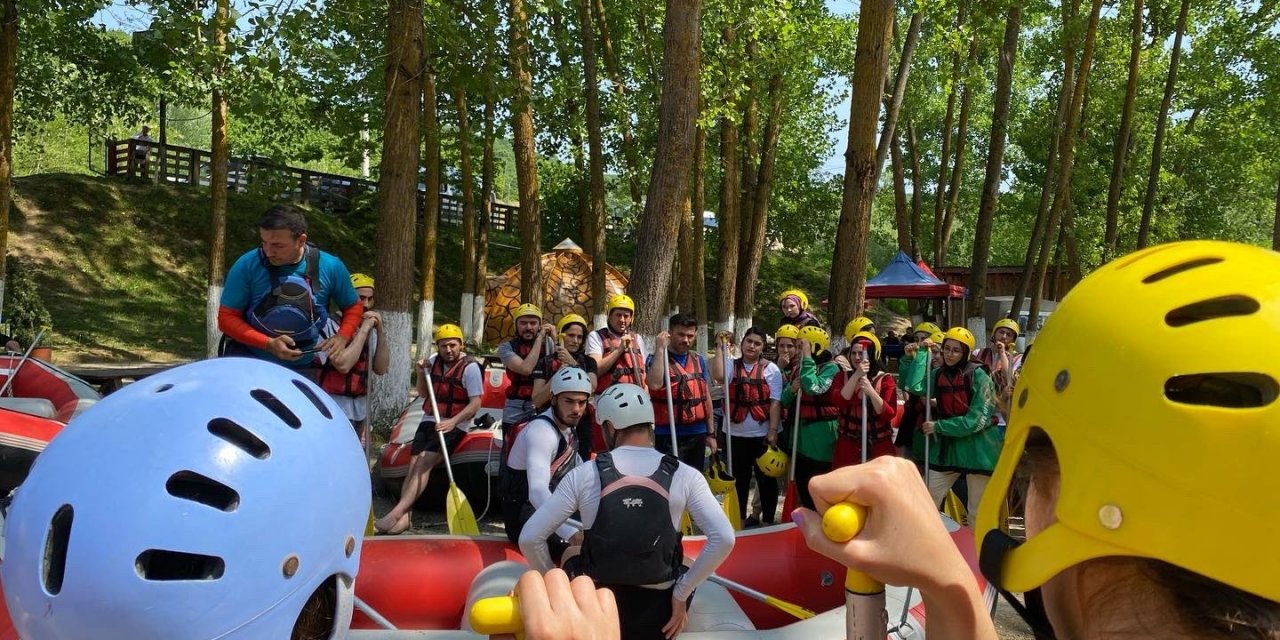 Gönüllü gençler rafting yaptı