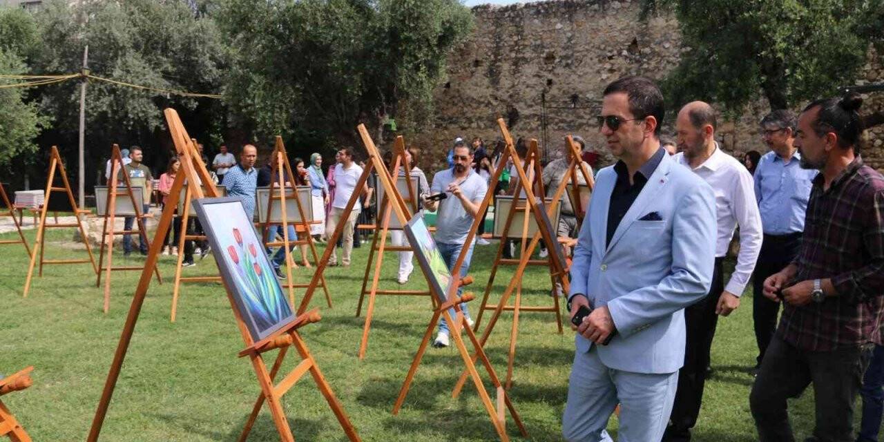 Genç ressamlar, ilk sergilerini tarihi konakta açtı