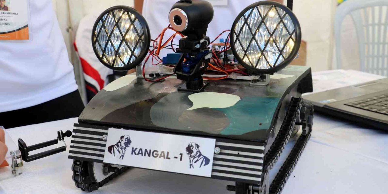 Sivaslı öğrenciler Kangal kadar sadık robot yaptı