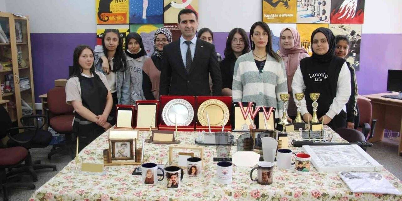 Elazığ’da öğrenciler hem okuyup hem meslek öğrenerek harçlıklarını çıkarıyor