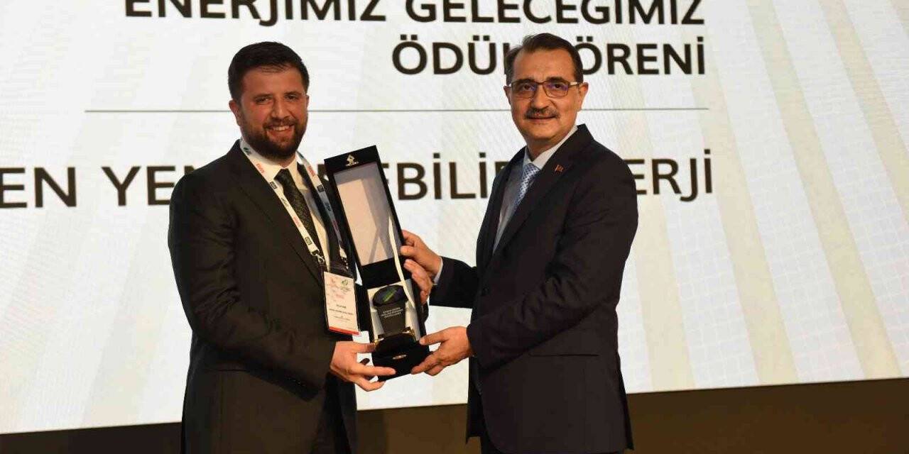 Türkiye Enerji ve Doğal Kaynaklar Zirvesi’nde TİKAV ile Akfen Yenilenebilir Enerji’ye ödül