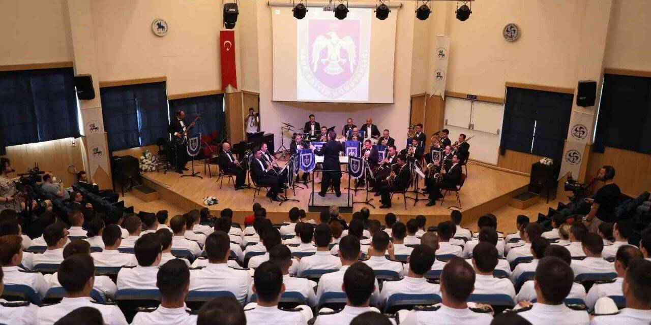 DEÜ’de bahar şenlikleri unutulmaz konserle başladı