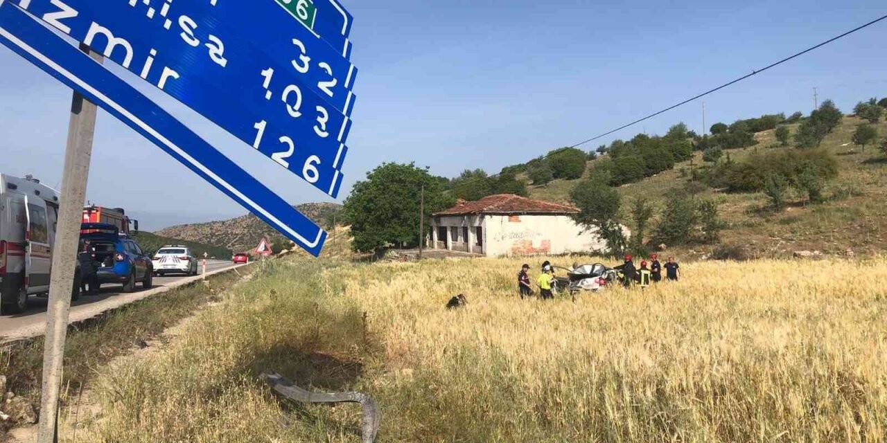 Kontrolden çıkan otomobil mesafe levhasına çarpıp tarlaya uçtu: 2 yaralı
