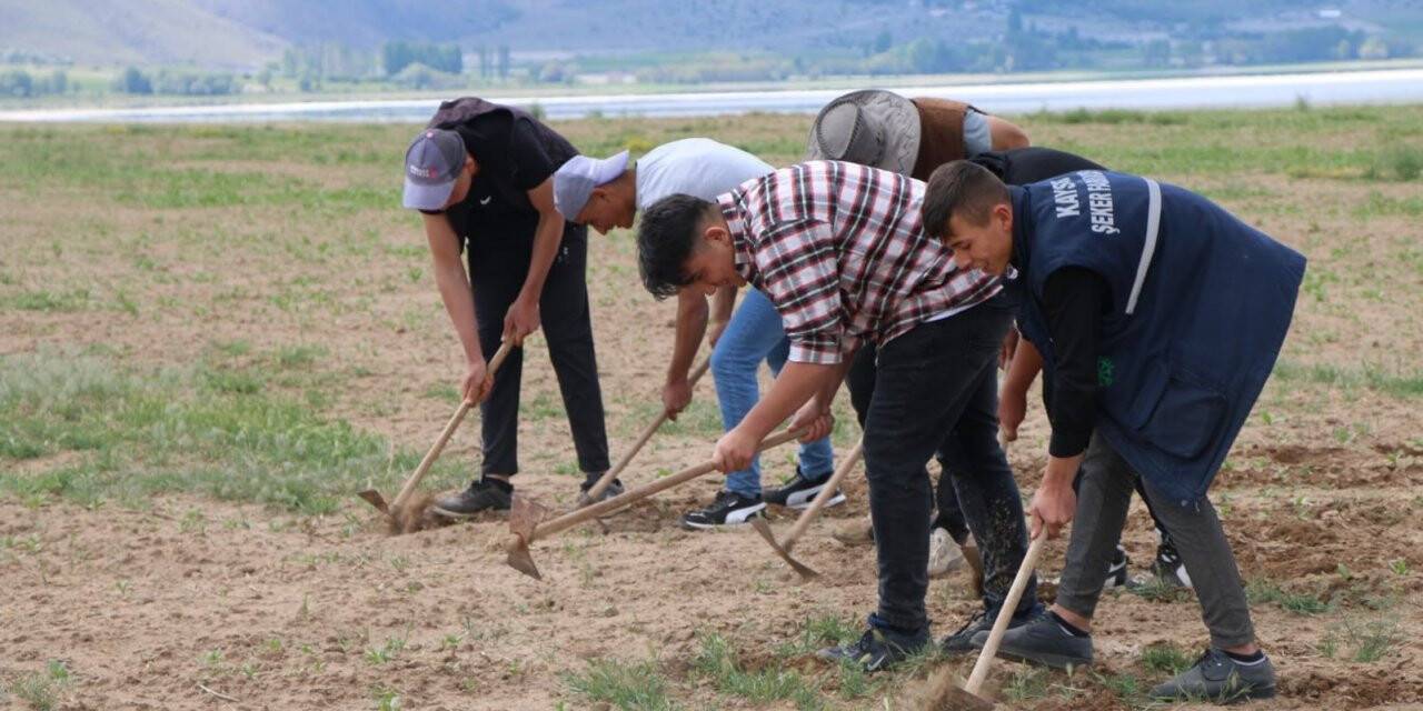 Okulda öğrenci, tarlada çiftçi