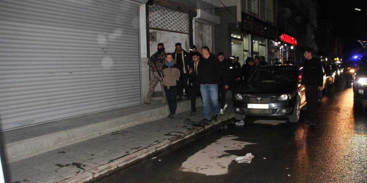 Kaymakam Demirer, gece yarısı yapılan güvenlik ve asayiş uygulamasına katıldı