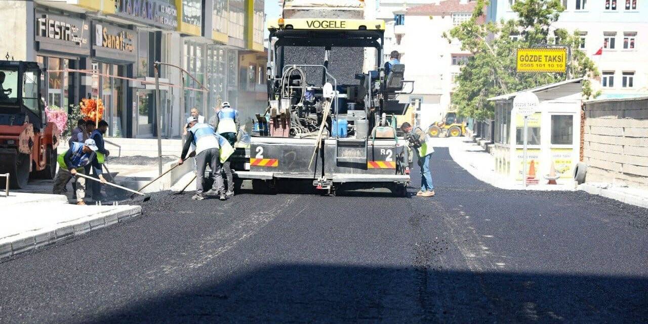 İpekyolu’nda sezonun ilk asfaltı döküldü