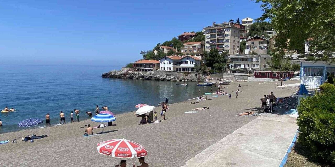 Deniz sezonunu erken açtılar, yüzlerce vatandaş plaja akın etti