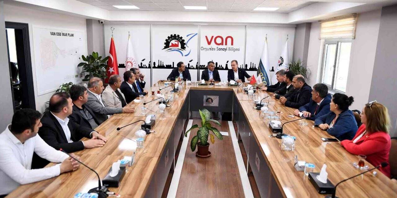 Başkan Seçer: "Belediyeler, iş dünyası ve OSB ile iç içe olmalı"